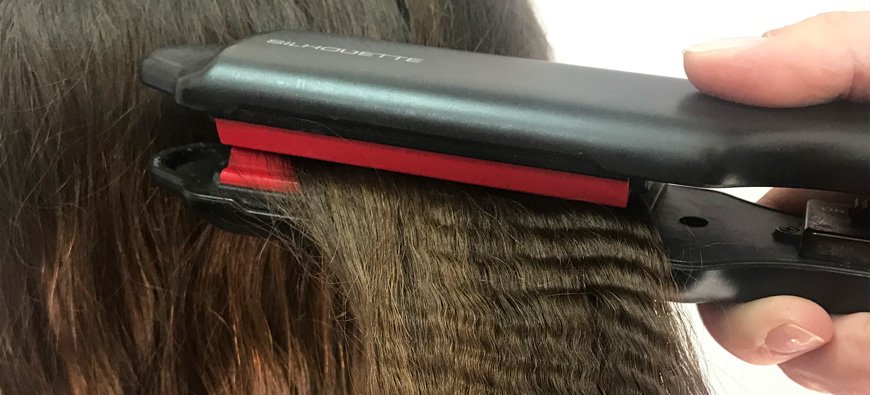 Karbownica do włosów. Karbowane włosy znów na topie